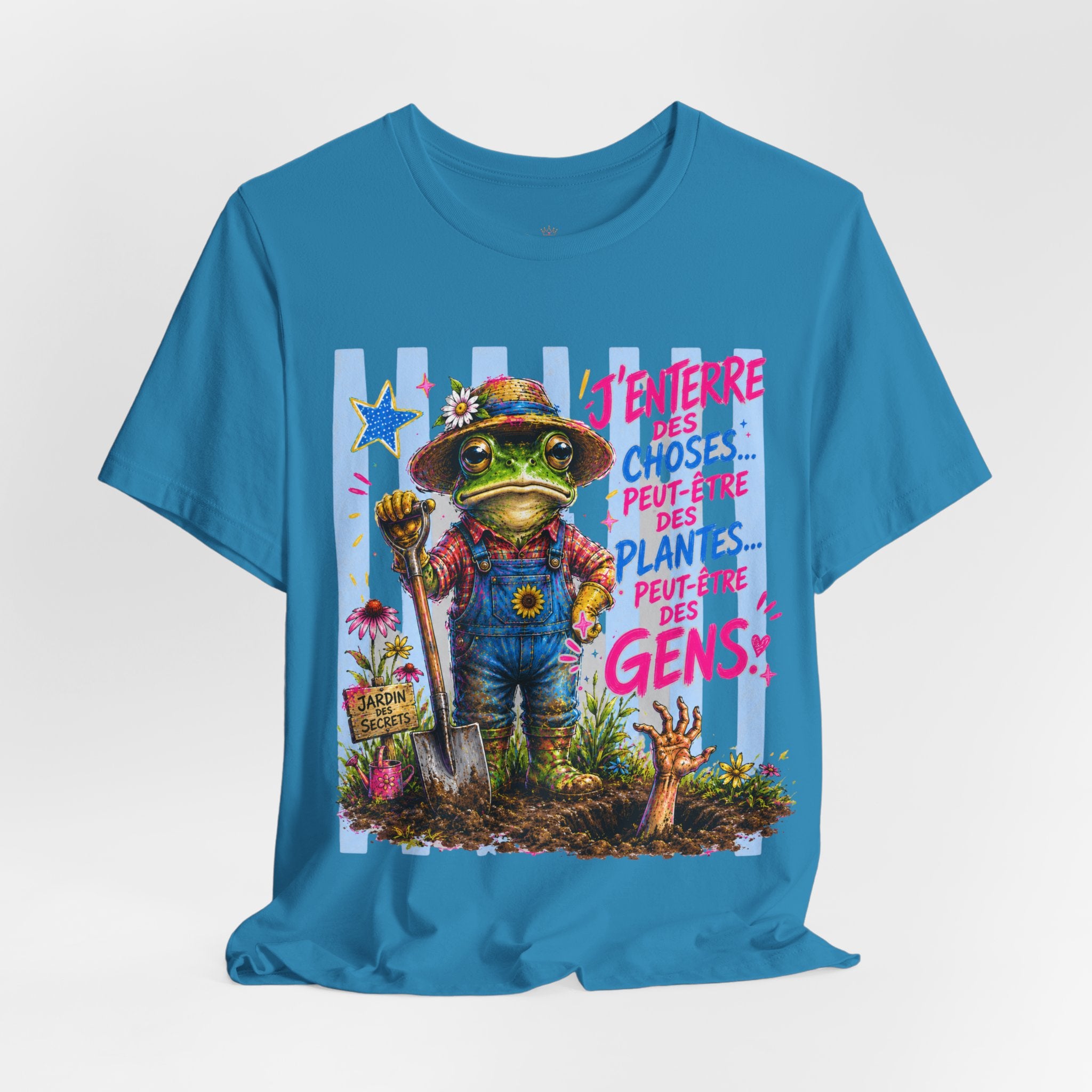 Frog Gardener Graphic Tee — "J'enterrer des choses... peut-être des plantes, peut-être des gens"