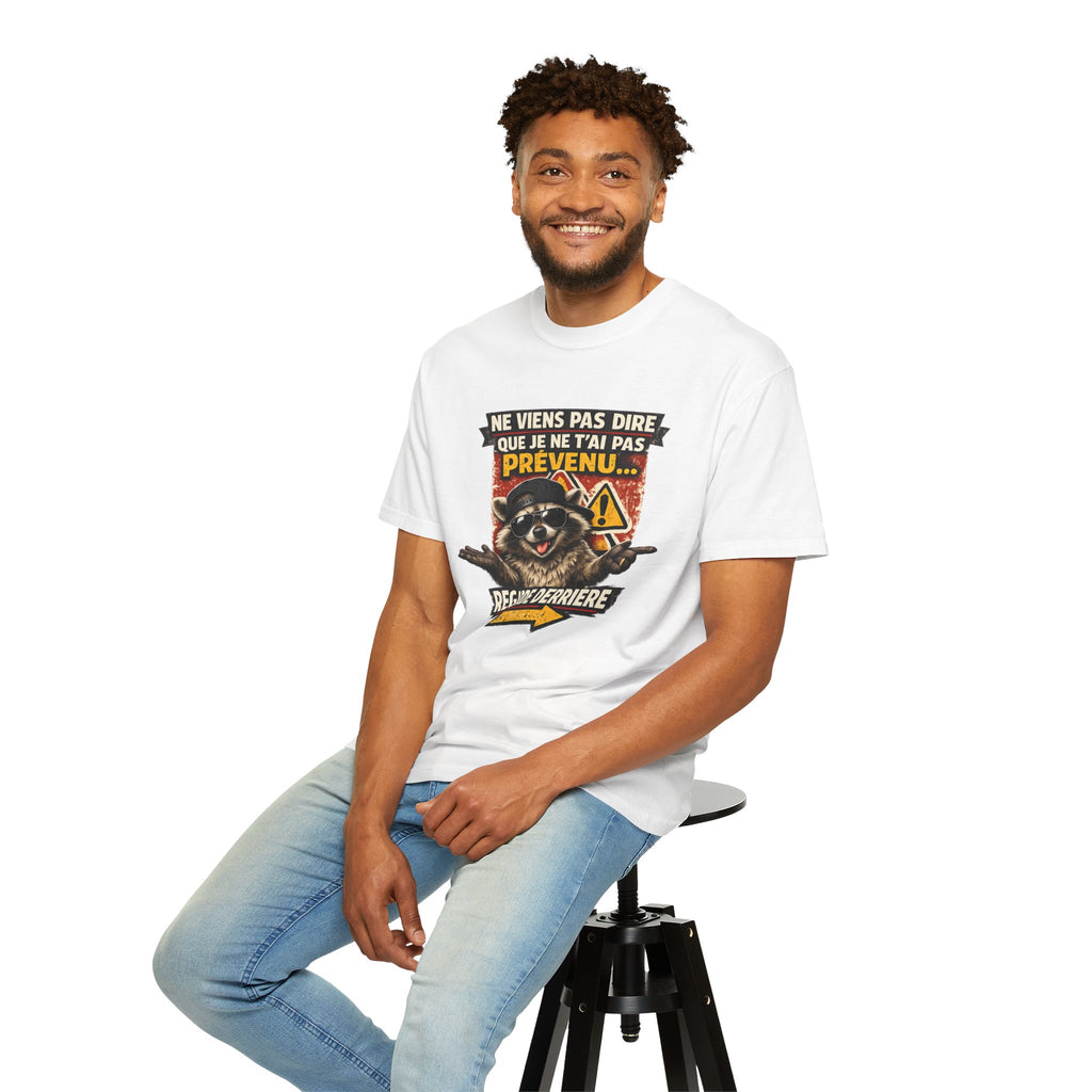 Raccoon Warning Graphic T-Shirt | French Text "Regarde Derrière"