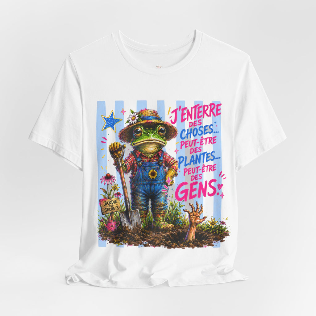 Frog Gardener Graphic Tee — "J'enterrer des choses... peut-être des plantes, peut-être des gens"