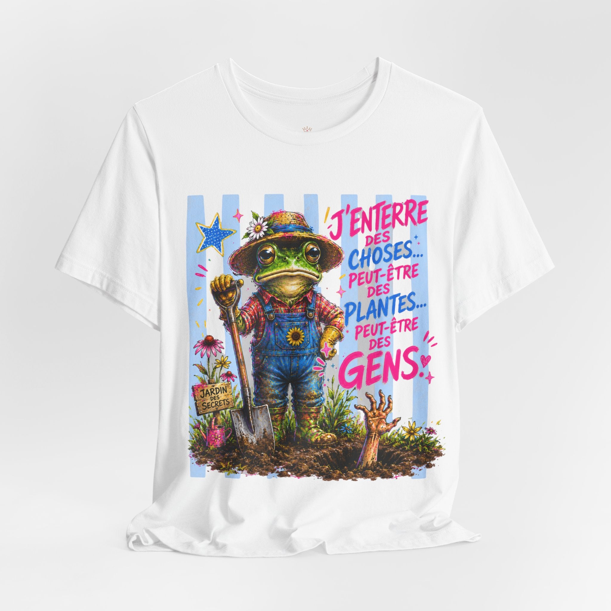 Frog Gardener Graphic Tee — "J'enterrer des choses... peut-être des plantes, peut-être des gens"