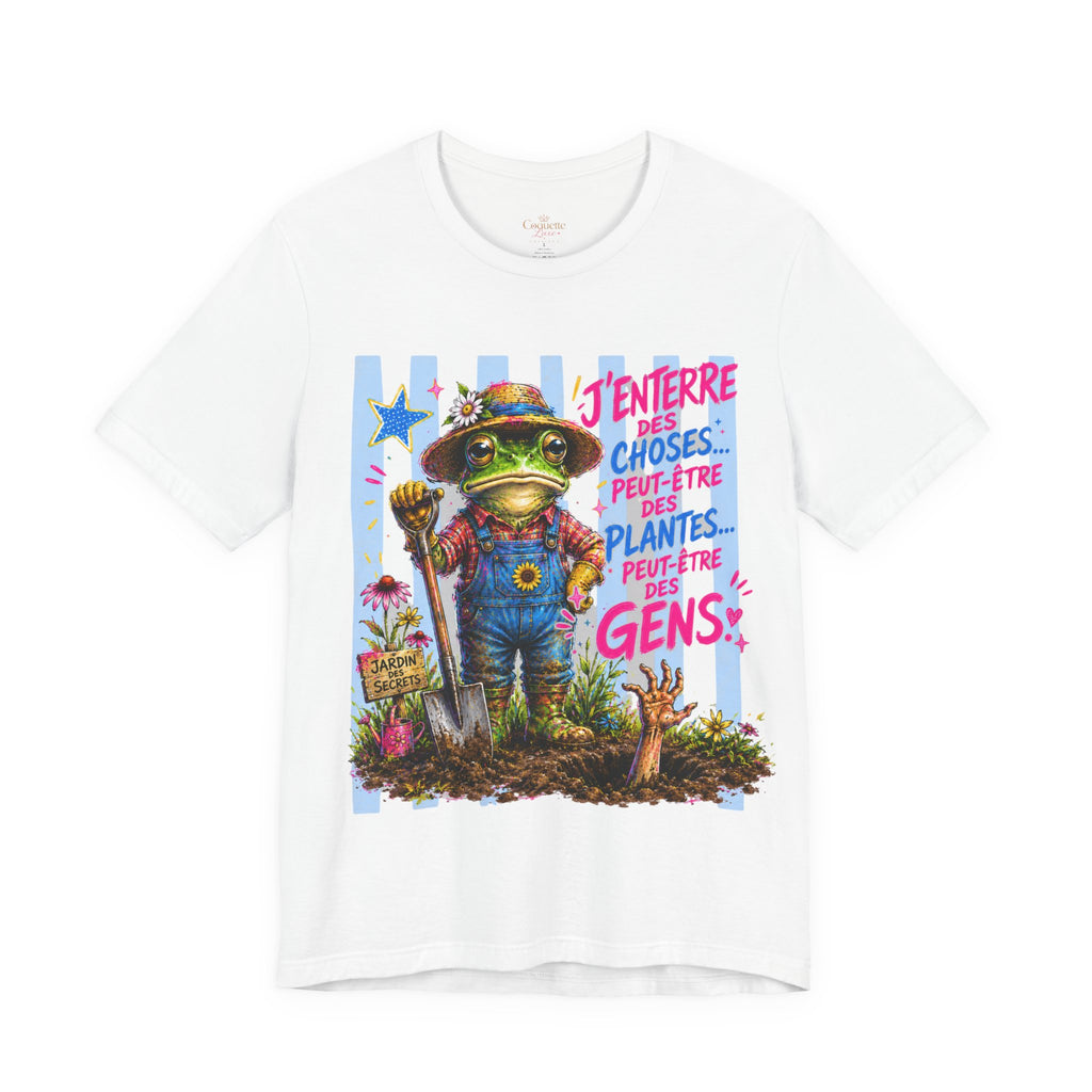 Frog Gardener Graphic Tee — "J'enterrer des choses... peut-être des plantes, peut-être des gens"