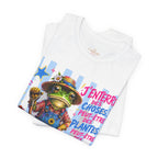 Frog Gardener Graphic Tee — "J'enterrer des choses... peut-être des plantes, peut-être des gens"