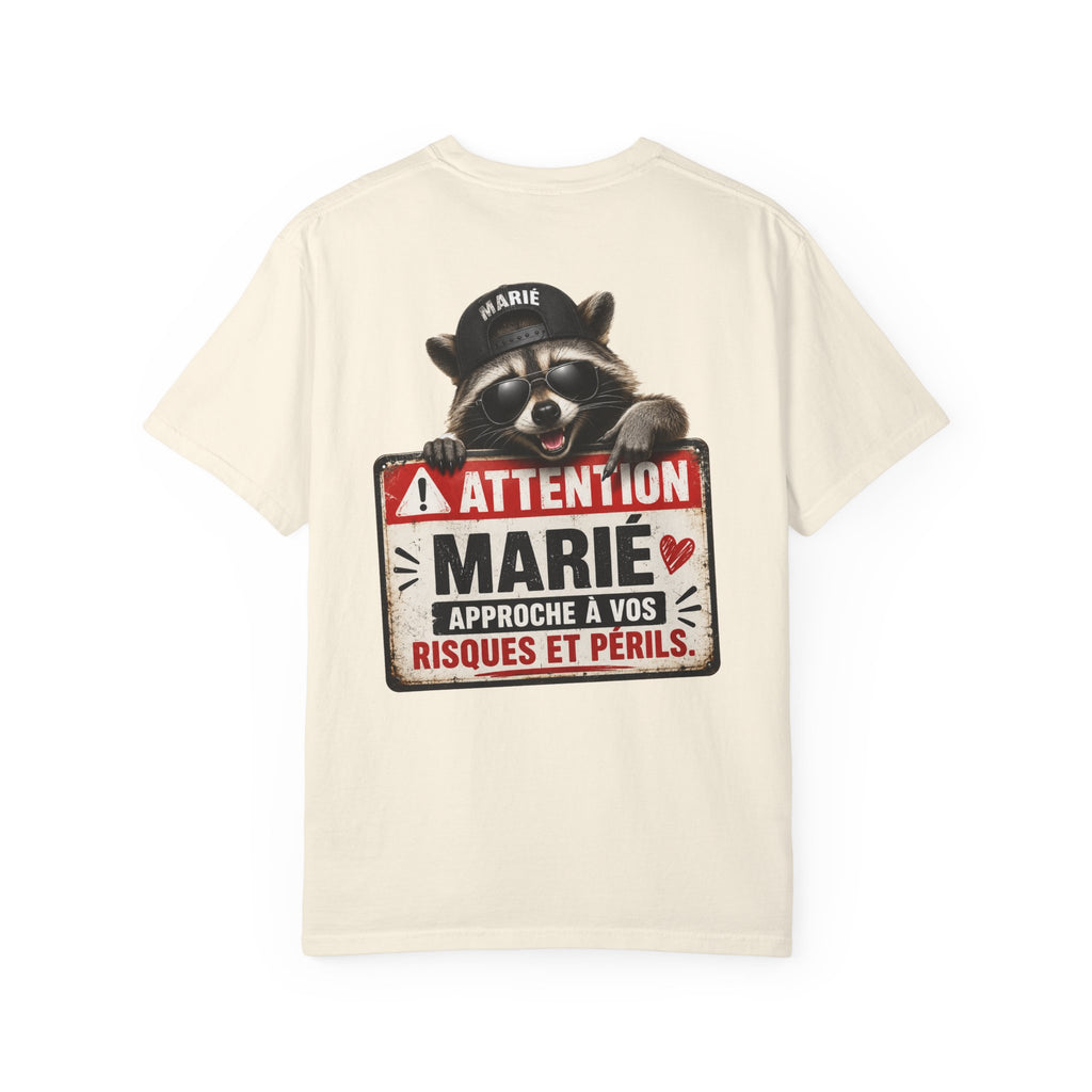 Raccoon Warning Graphic T-Shirt | French Text "Regarde Derrière"