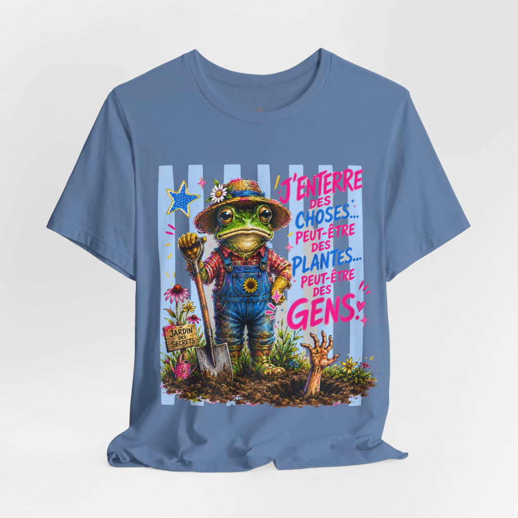 Frog Gardener Graphic Tee — "J'enterrer des choses... peut-être des plantes, peut-être des gens"