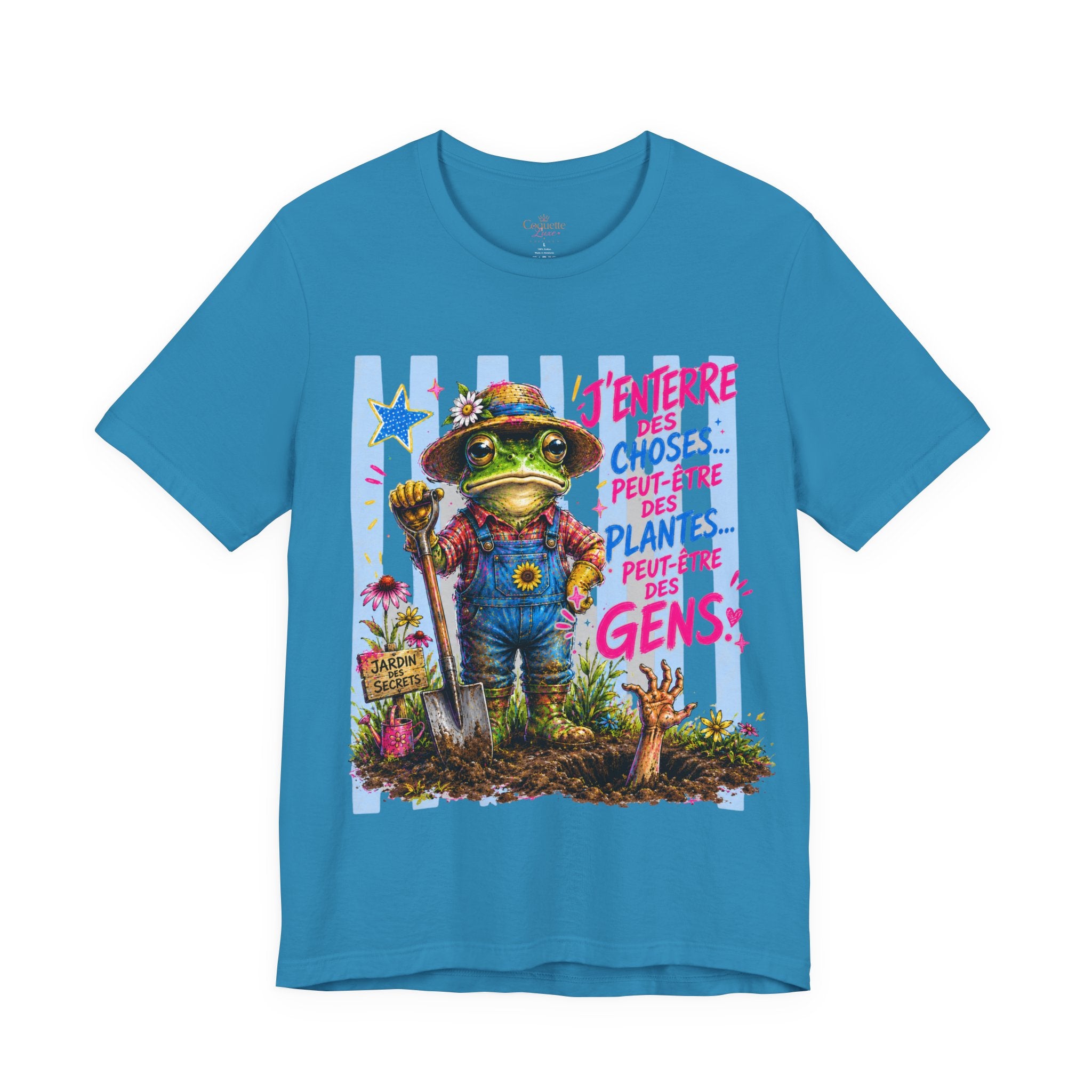 Frog Gardener Graphic Tee — "J'enterrer des choses... peut-être des plantes, peut-être des gens"