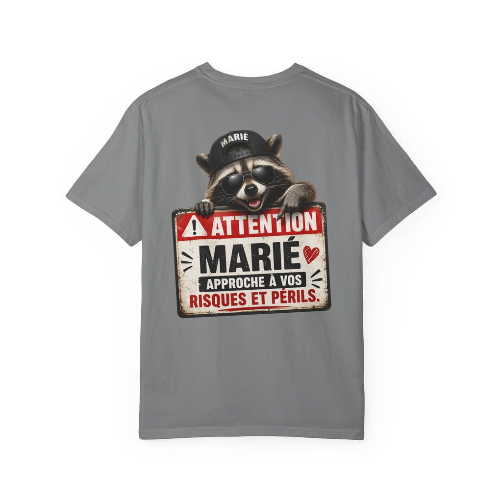 Raccoon Warning Graphic T-Shirt | French Text "Regarde Derrière"