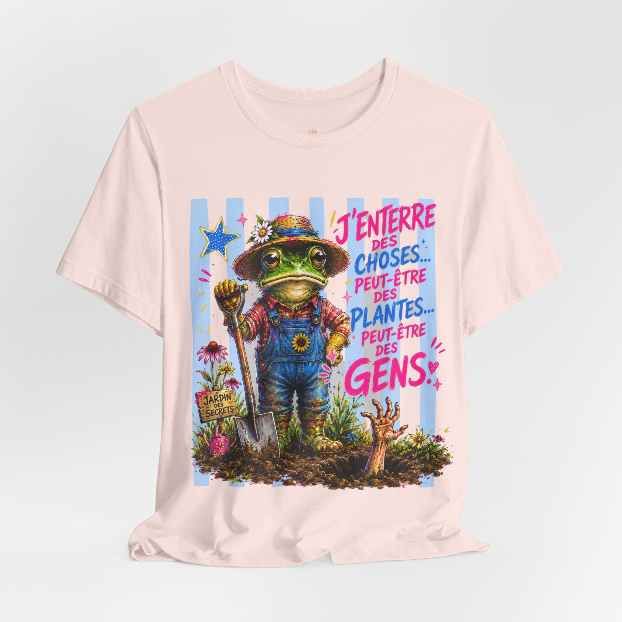 Frog Gardener Graphic Tee — "J'enterrer des choses... peut-être des plantes, peut-être des gens"