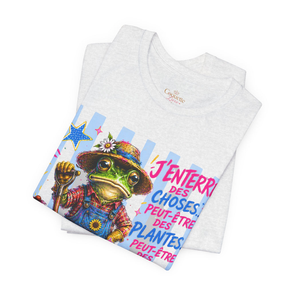 Frog Gardener Graphic Tee — "J'enterrer des choses... peut-être des plantes, peut-être des gens"