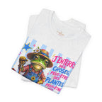 Frog Gardener Graphic Tee — "J'enterrer des choses... peut-être des plantes, peut-être des gens"