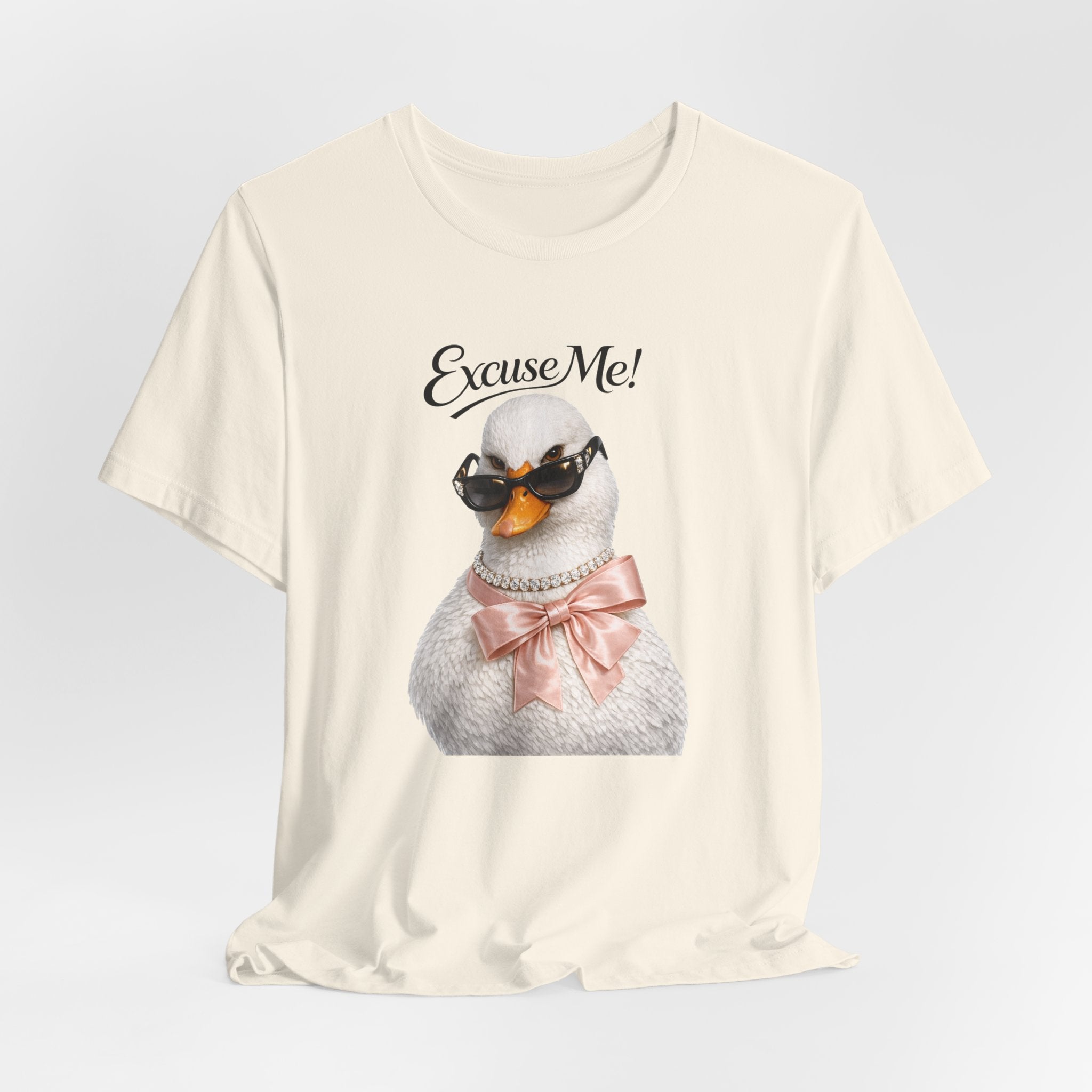 Excuse Me ! T-shirt Cygne Stylé — T-shirt graphique avec lunettes de soleil mignonnes et nœud papillon