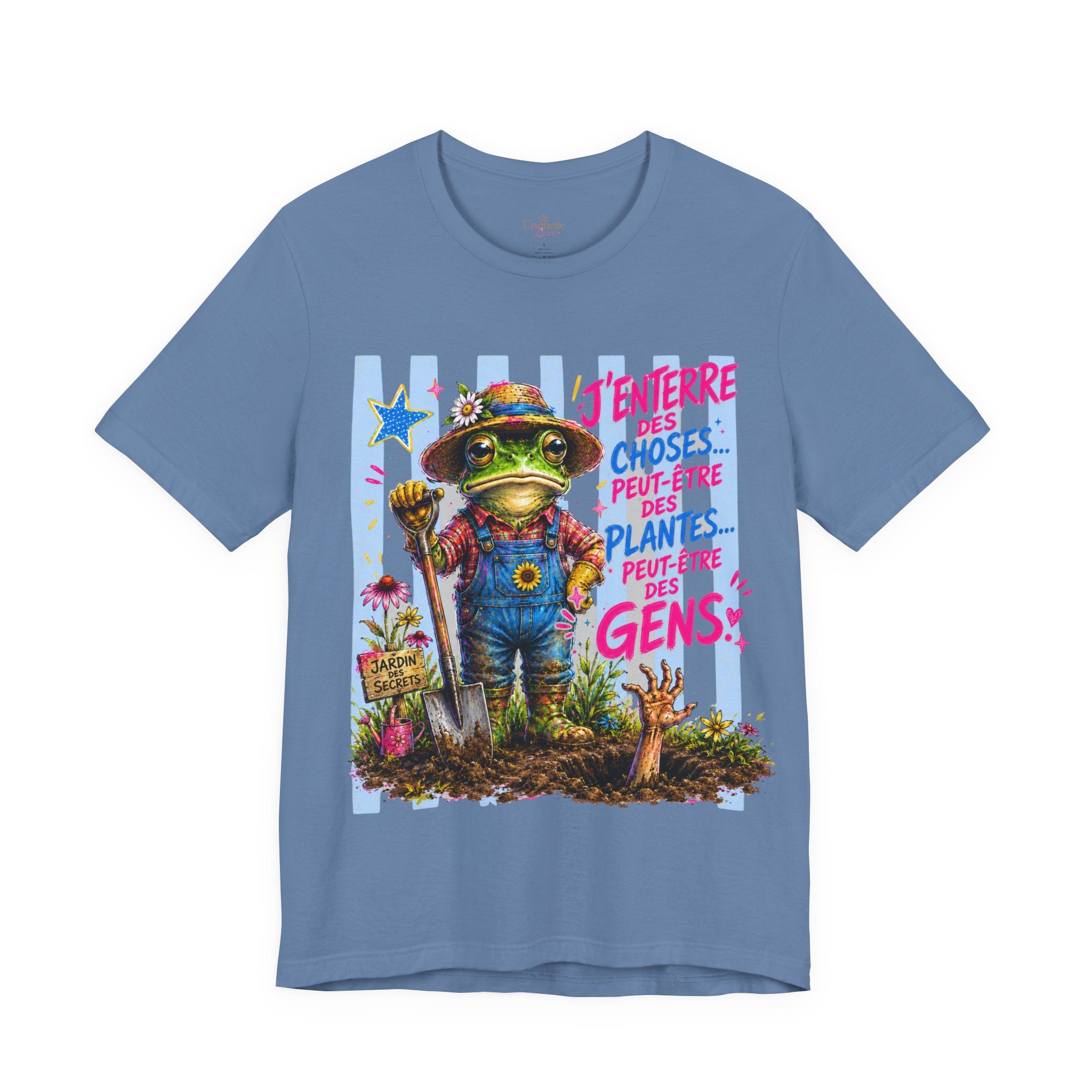 Frog Gardener Graphic Tee — "J'enterrer des choses... peut-être des plantes, peut-être des gens"