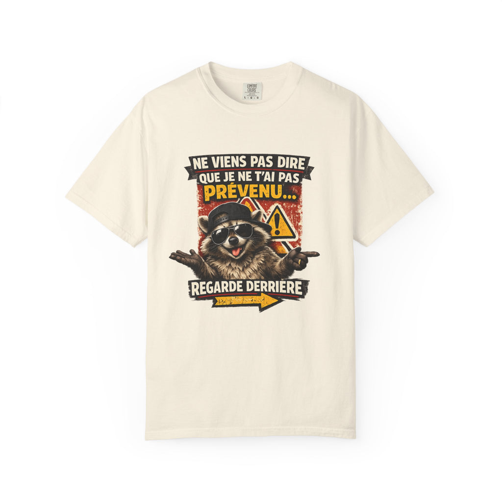 Raccoon Warning Graphic T-Shirt | French Text "Regarde Derrière"