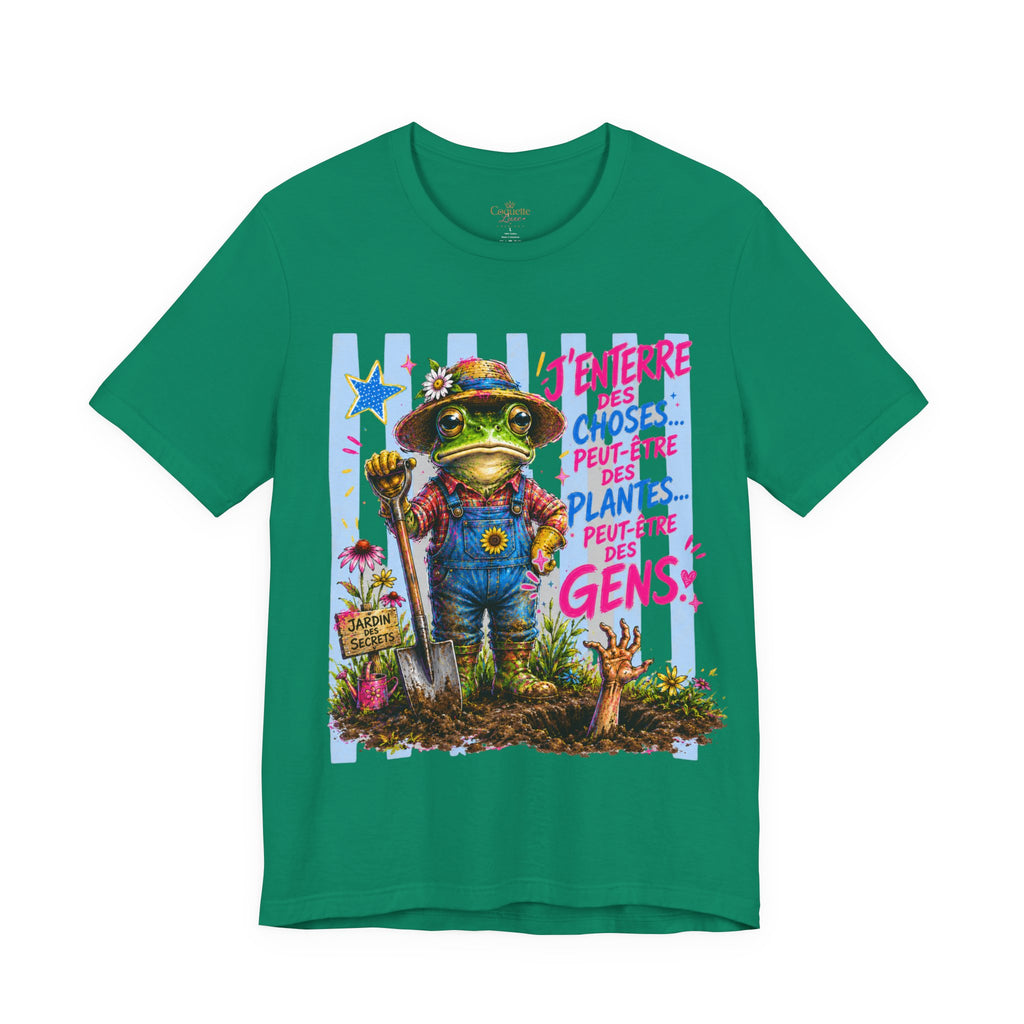 Frog Gardener Graphic Tee — "J'enterrer des choses... peut-être des plantes, peut-être des gens"