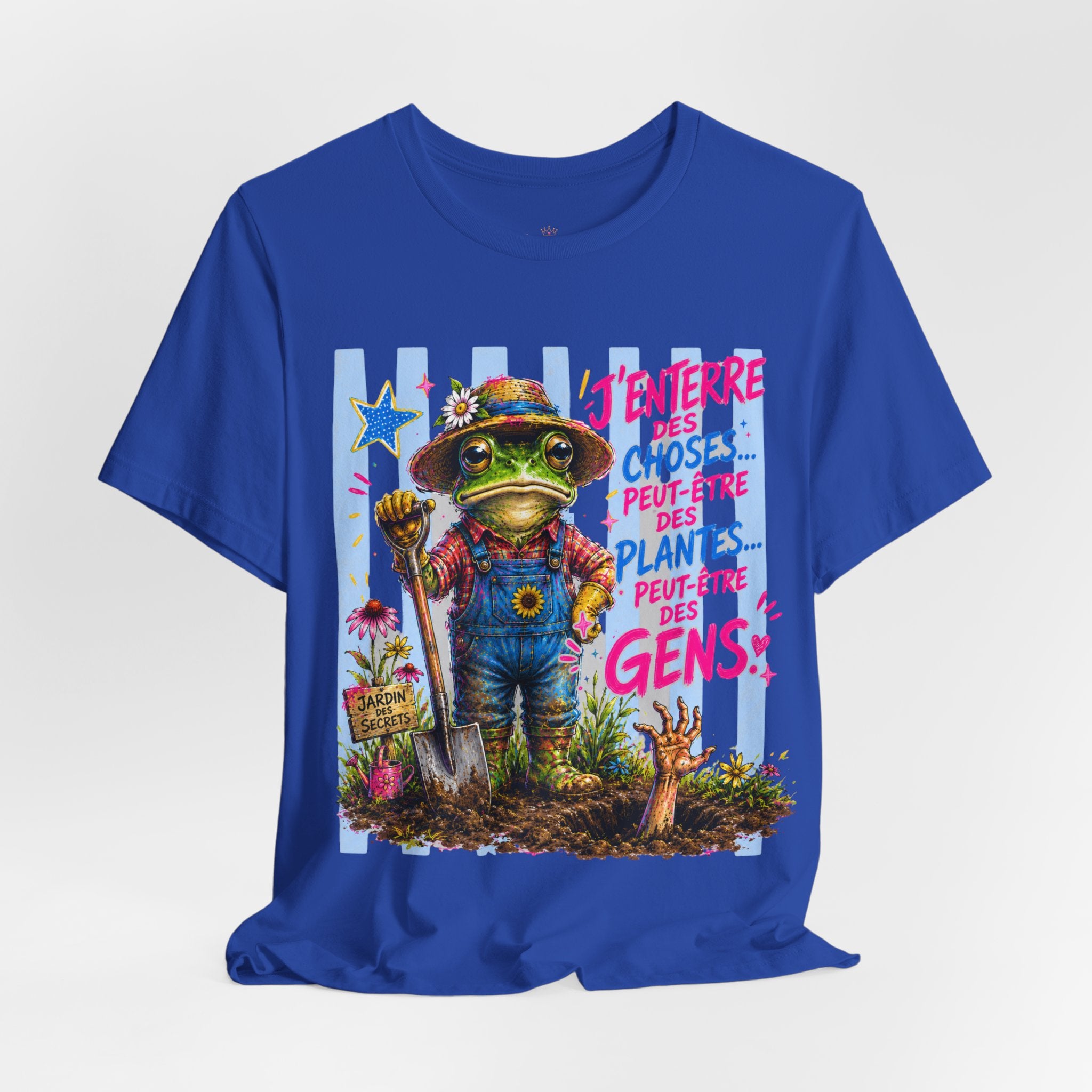 Frog Gardener Graphic Tee — "J'enterrer des choses... peut-être des plantes, peut-être des gens"