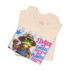 Frog Gardener Graphic Tee — "J'enterrer des choses... peut-être des plantes, peut-être des gens"