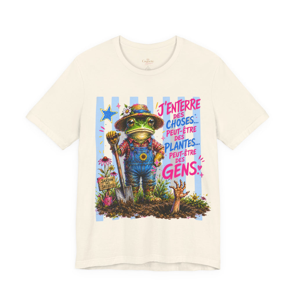 Frog Gardener Graphic Tee — "J'enterrer des choses... peut-être des plantes, peut-être des gens"