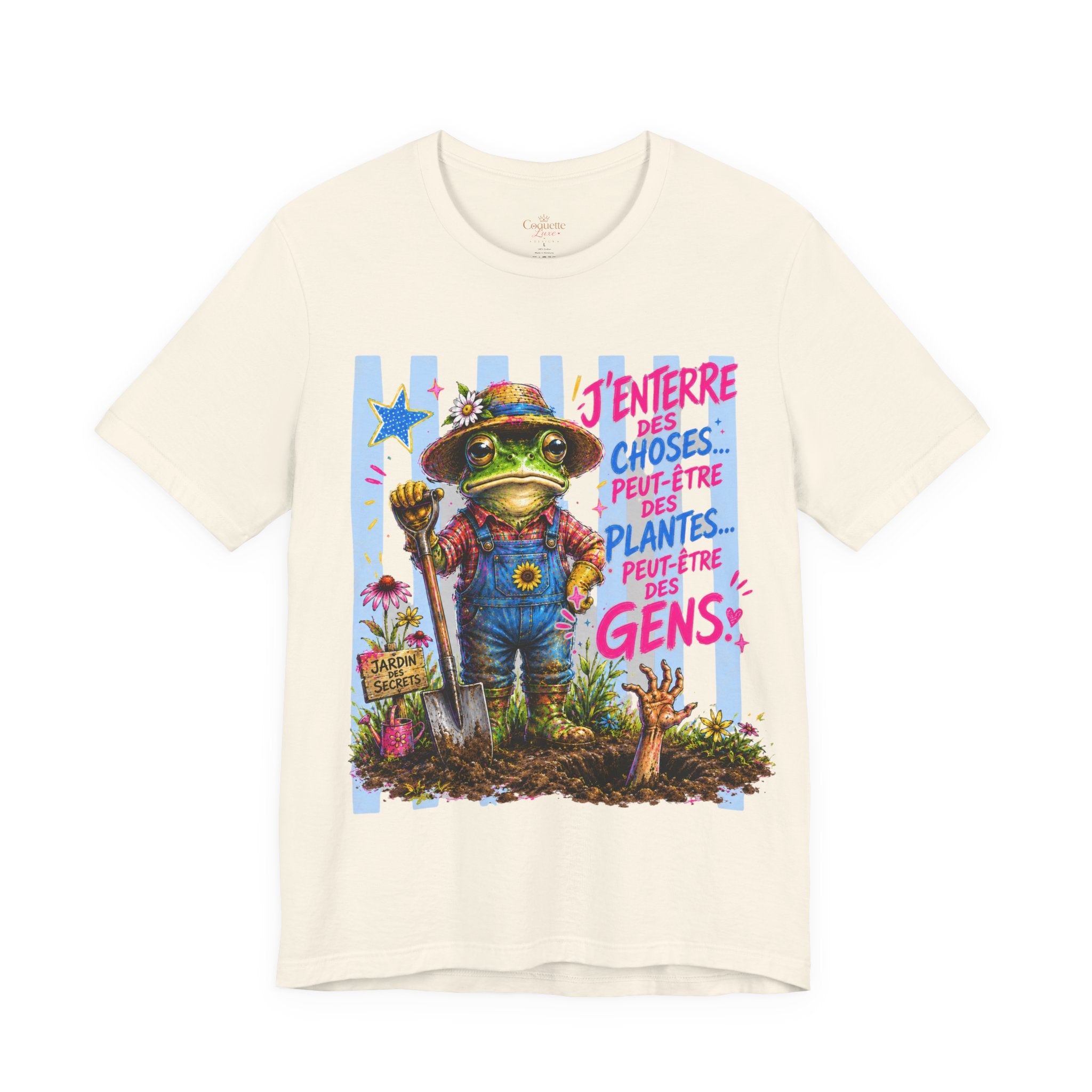 Frog Gardener Graphic Tee — "J'enterrer des choses... peut-être des plantes, peut-être des gens"