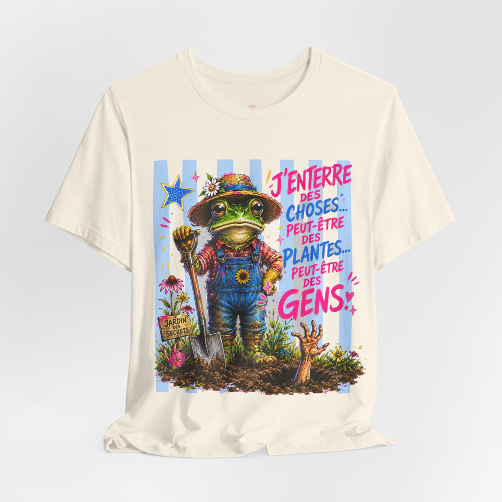 Frog Gardener Graphic Tee — "J'enterrer des choses... peut-être des plantes, peut-être des gens"