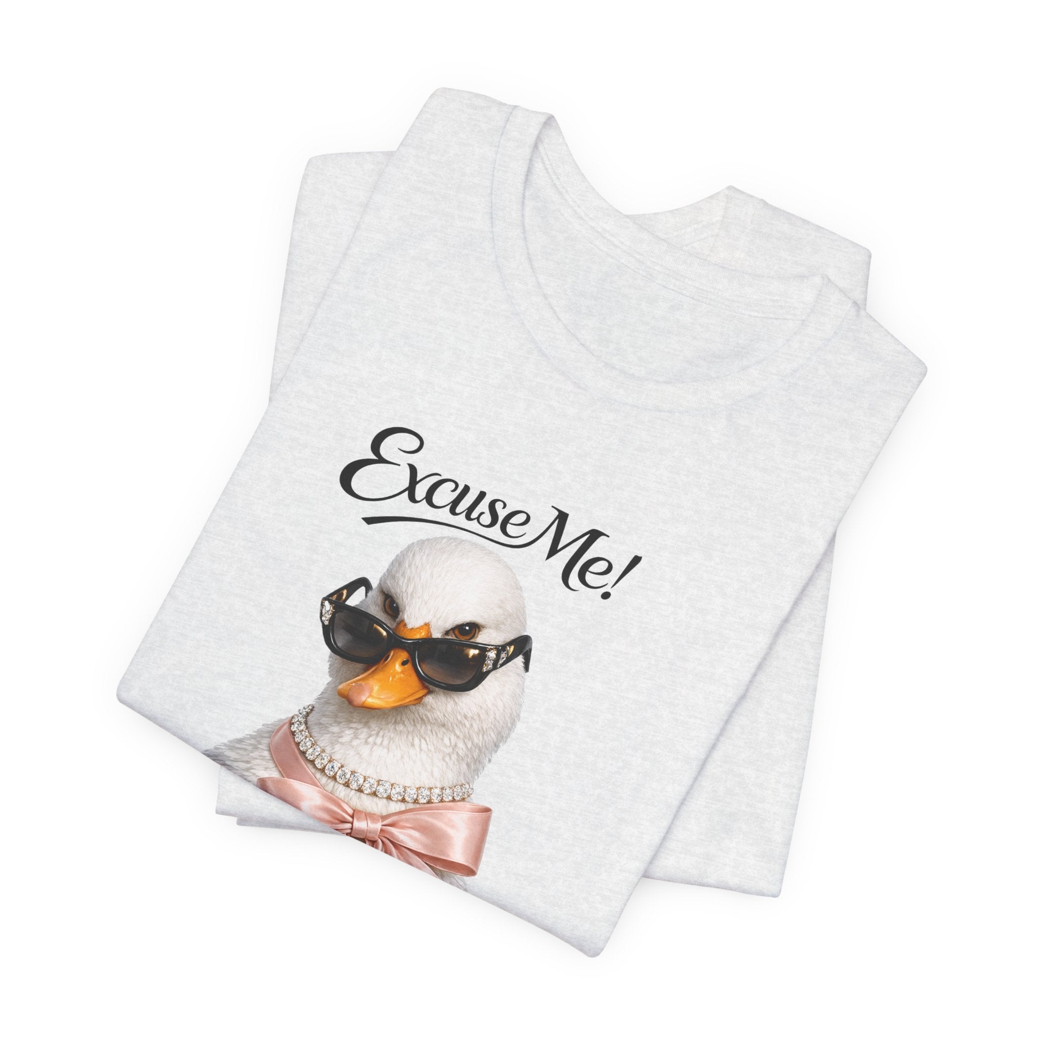 Excuse Me ! T-shirt Cygne Stylé — T-shirt graphique avec lunettes de soleil mignonnes et nœud papillon