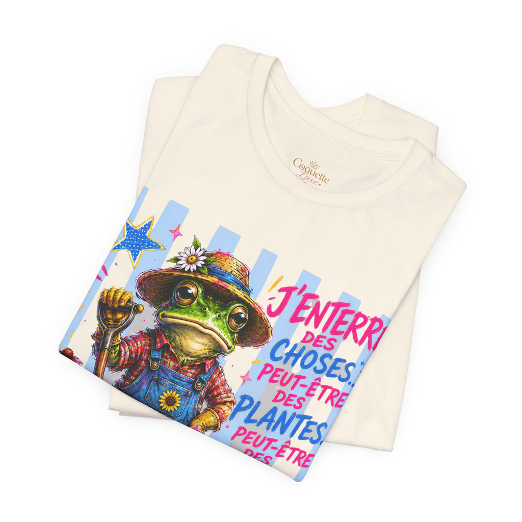Frog Gardener Graphic Tee — "J'enterrer des choses... peut-être des plantes, peut-être des gens"