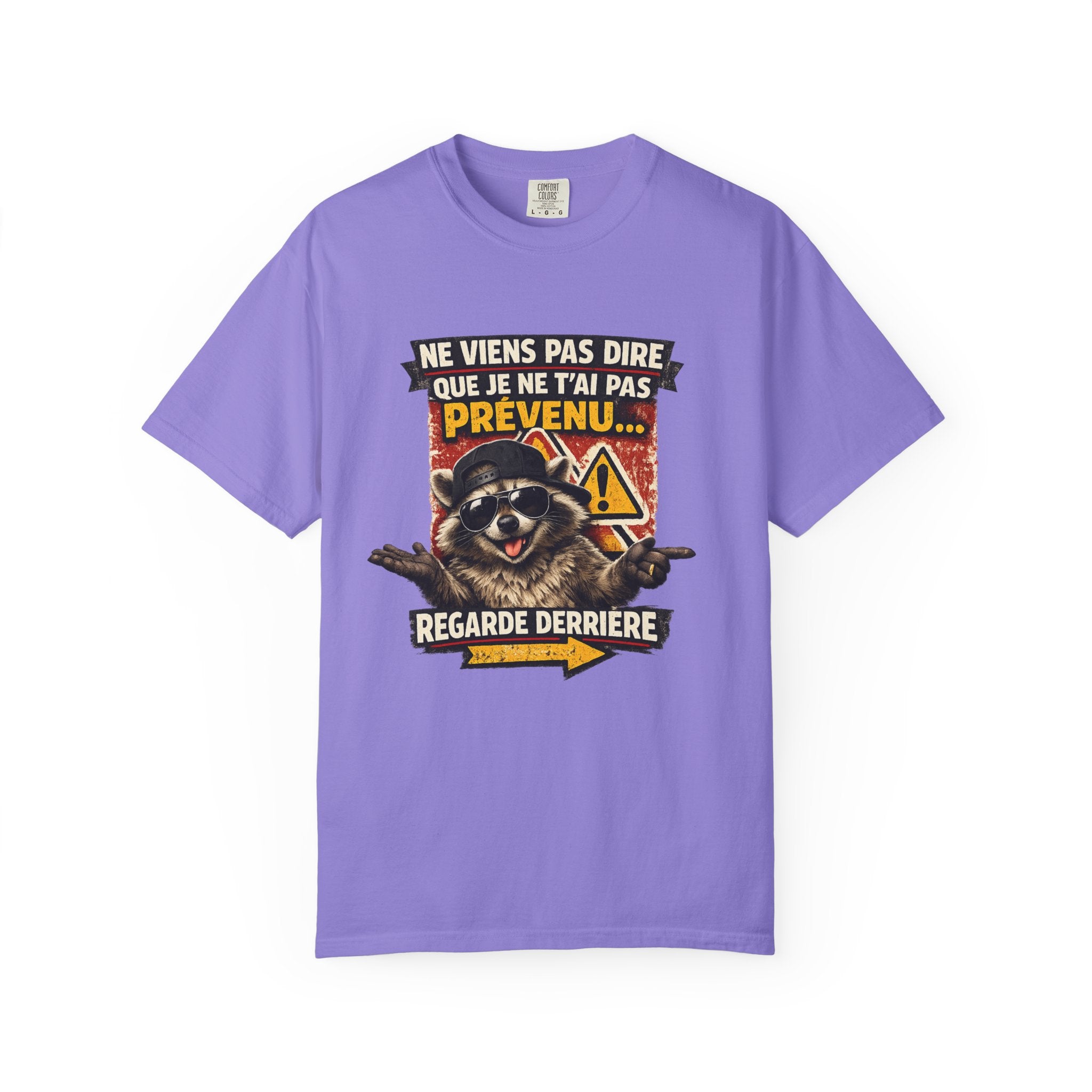 Raccoon Warning Graphic T-Shirt | French Text "Regarde Derrière"