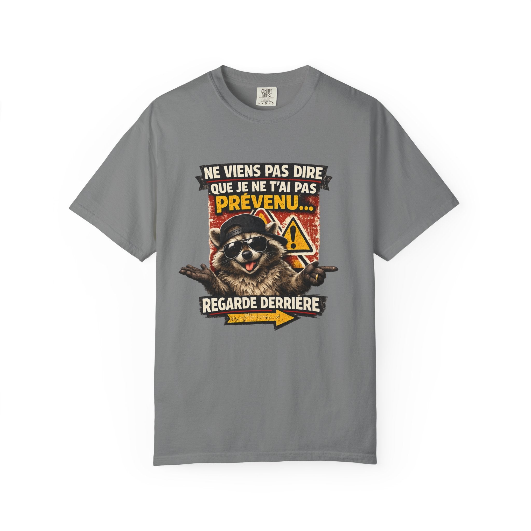 Raccoon Warning Graphic T-Shirt | French Text "Regarde Derrière"