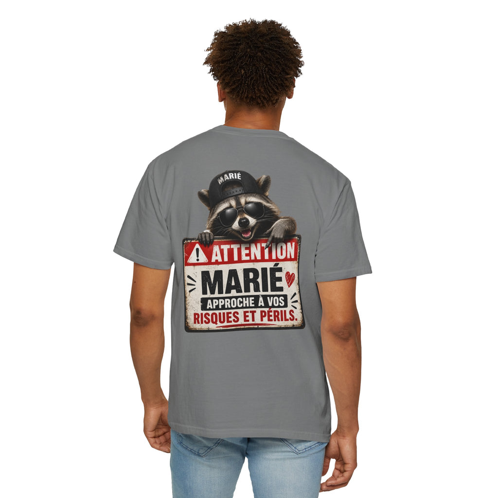 Raccoon Warning Graphic T-Shirt | French Text "Regarde Derrière"