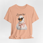 Excuse Me ! T-shirt Cygne Stylé — T-shirt graphique avec lunettes de soleil mignonnes et nœud papillon