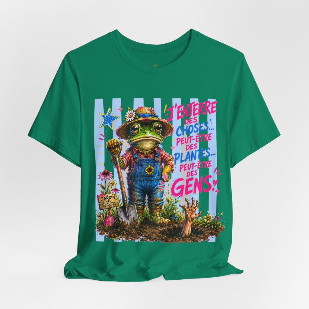 Frog Gardener Graphic Tee — "J'enterrer des choses... peut-être des plantes, peut-être des gens"