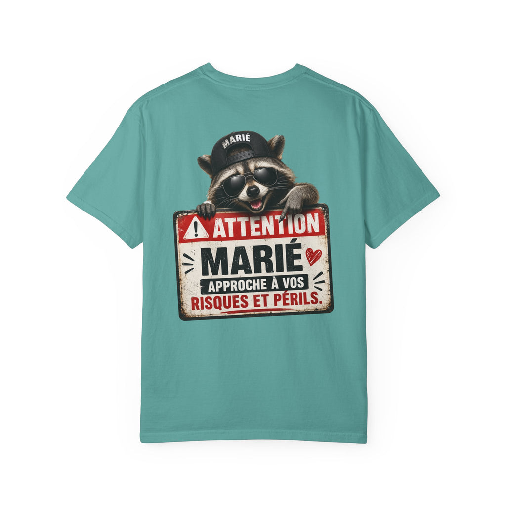 Raccoon Warning Graphic T-Shirt | French Text "Regarde Derrière"