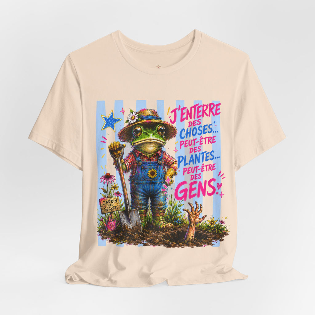 Frog Gardener Graphic Tee — "J'enterrer des choses... peut-être des plantes, peut-être des gens"