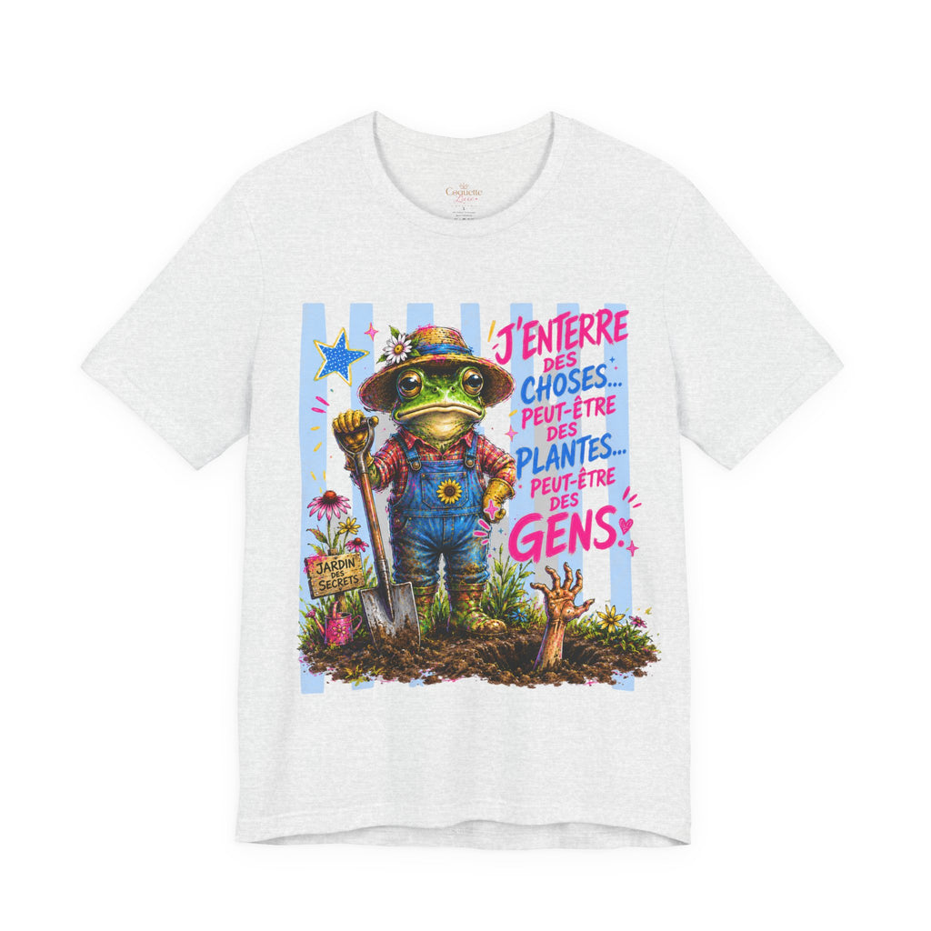 Frog Gardener Graphic Tee — "J'enterrer des choses... peut-être des plantes, peut-être des gens"