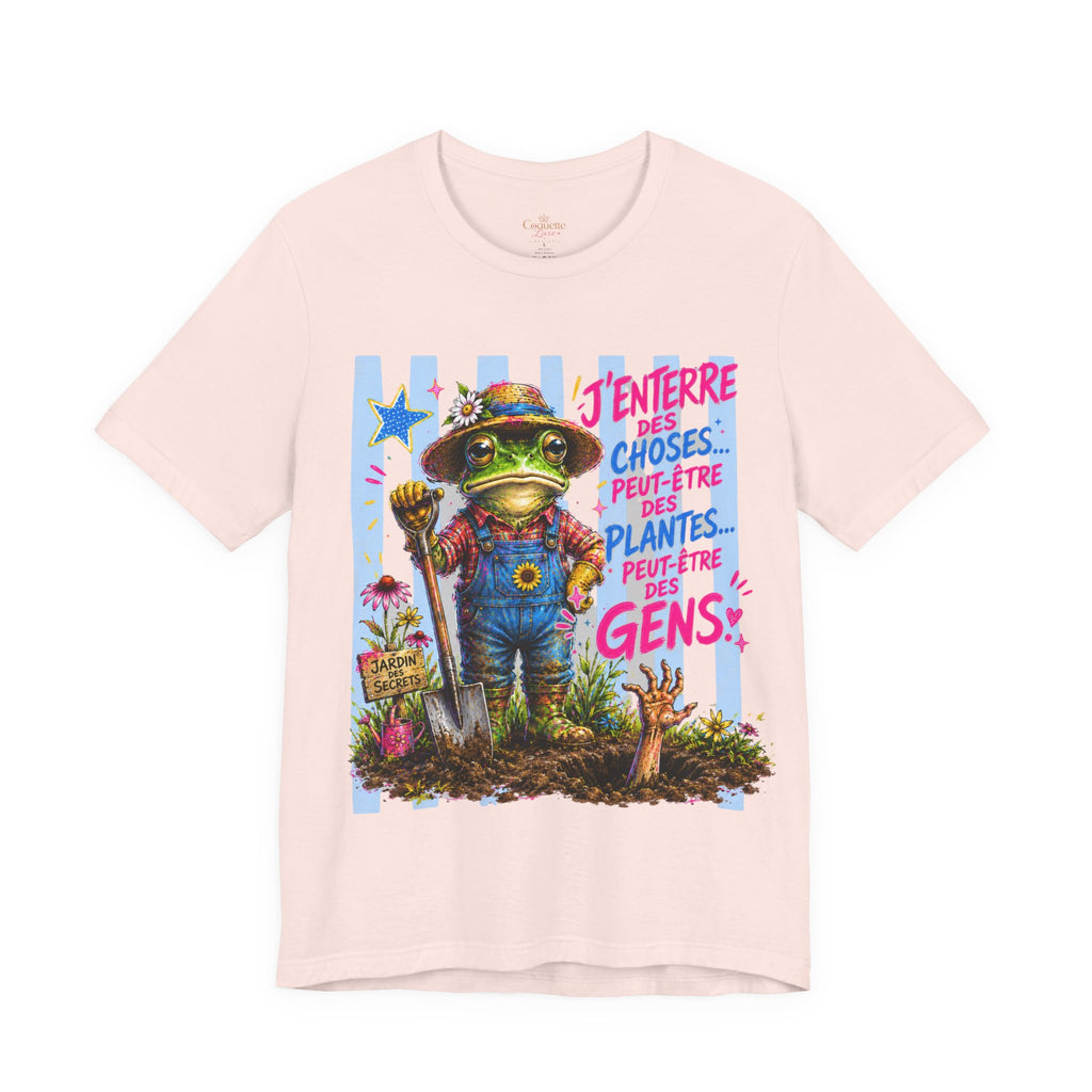 Frog Gardener Graphic Tee — "J'enterrer des choses... peut-être des plantes, peut-être des gens"