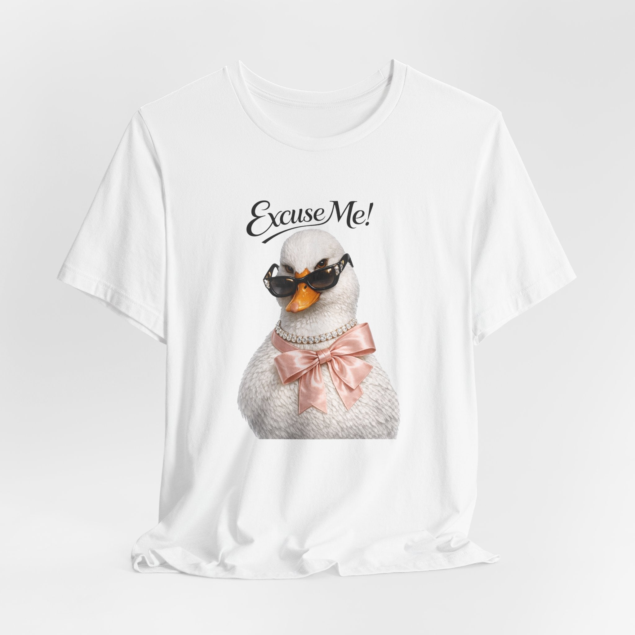 Excuse Me ! T-shirt Cygne Stylé — T-shirt graphique avec lunettes de soleil mignonnes et nœud papillon