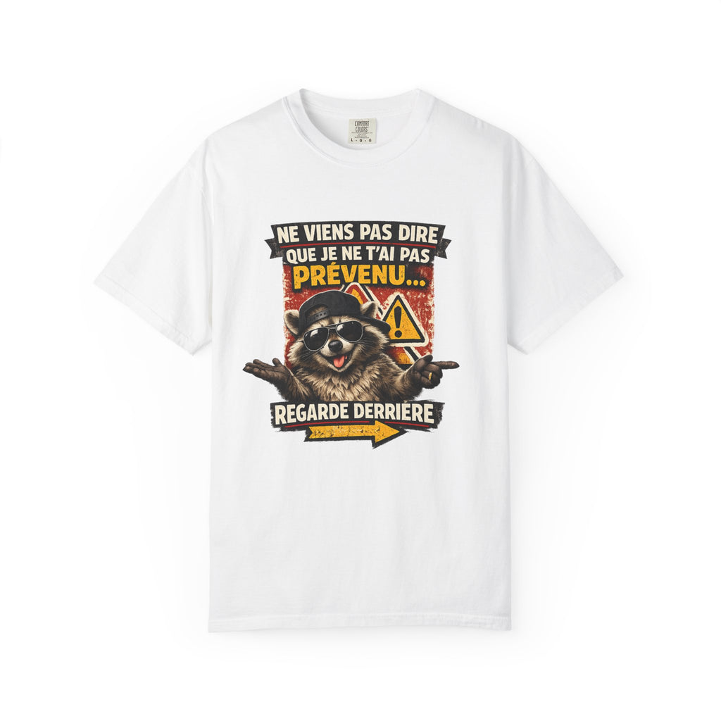 Raccoon Warning Graphic T-Shirt | French Text "Regarde Derrière"