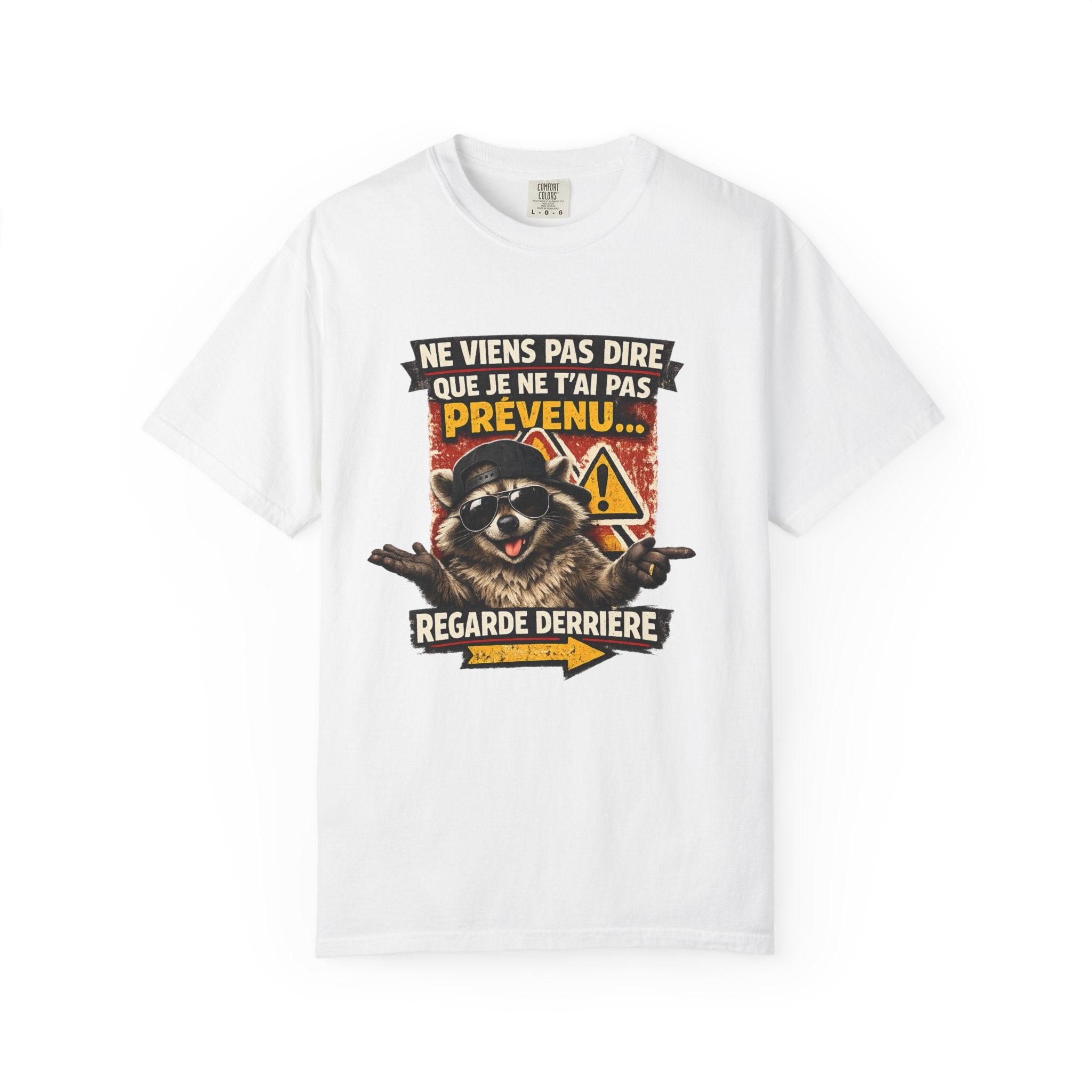 Raccoon Warning Graphic T-Shirt | French Text "Regarde Derrière"
