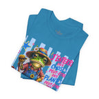 Frog Gardener Graphic Tee — "J'enterrer des choses... peut-être des plantes, peut-être des gens"