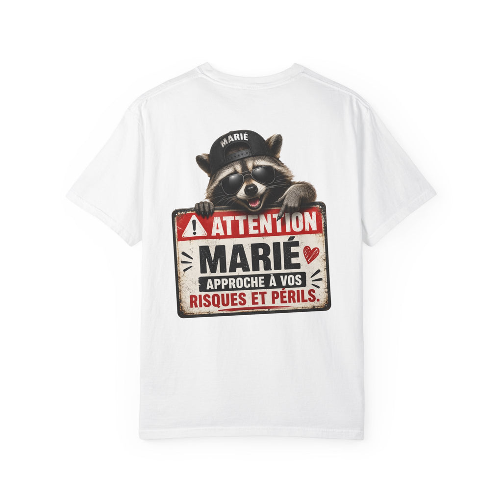 Raccoon Warning Graphic T-Shirt | French Text "Regarde Derrière"