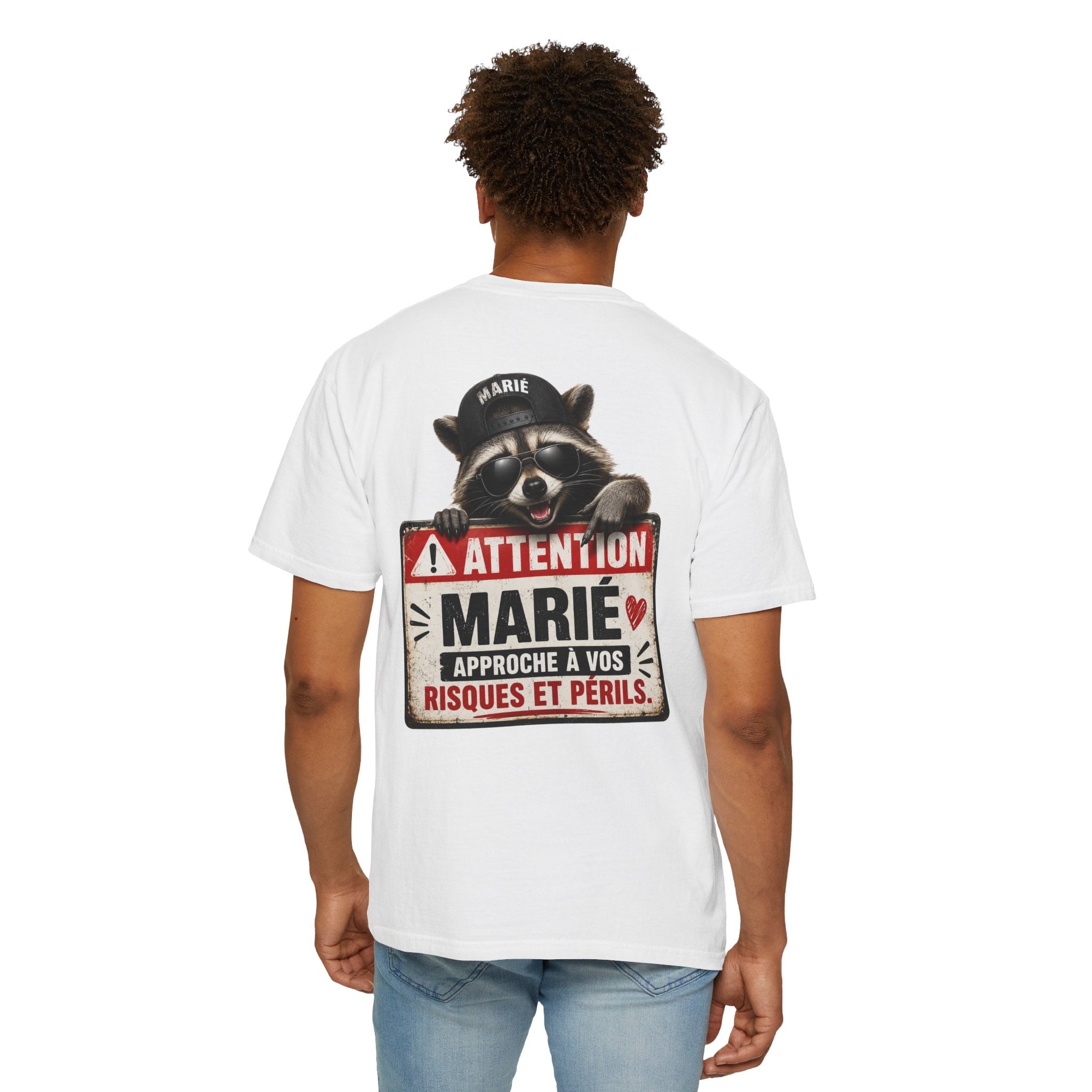 Raccoon Warning Graphic T-Shirt | French Text "Regarde Derrière"