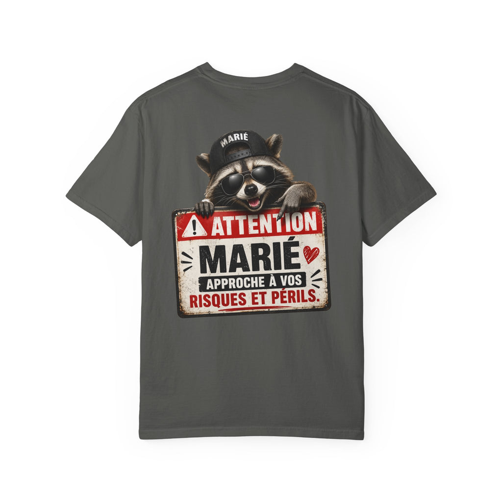 Raccoon Warning Graphic T-Shirt | French Text "Regarde Derrière"
