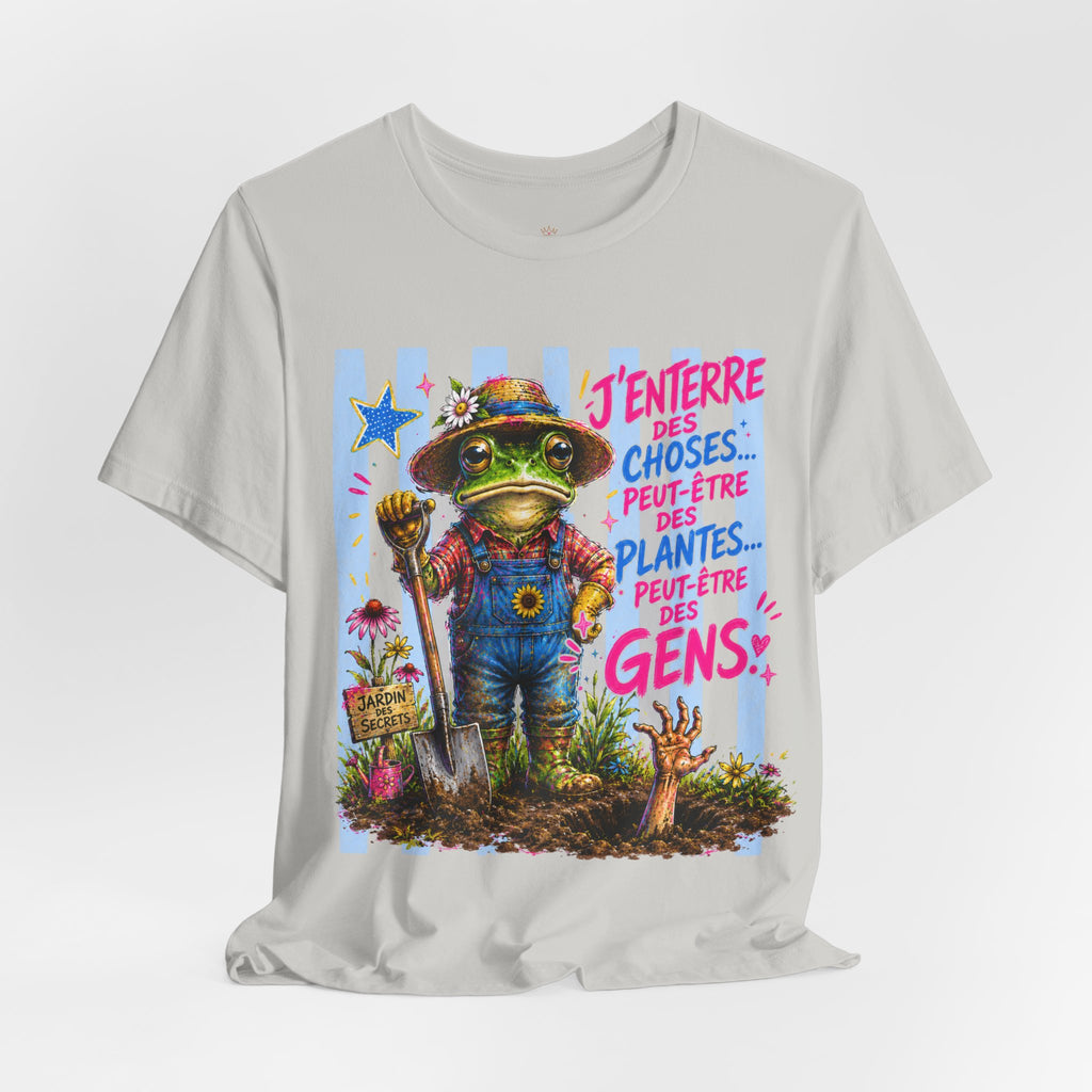 Frog Gardener Graphic Tee — "J'enterrer des choses... peut-être des plantes, peut-être des gens"