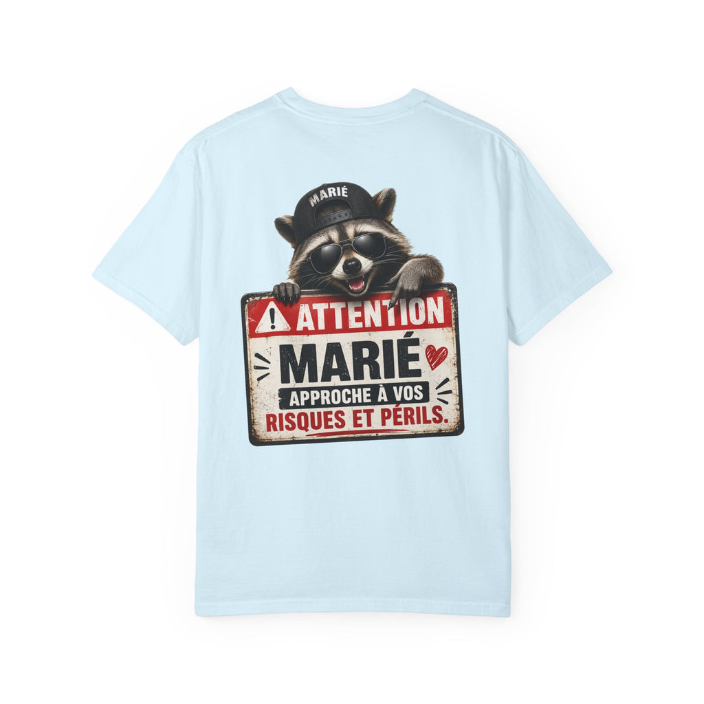Raccoon Warning Graphic T-Shirt | French Text "Regarde Derrière"