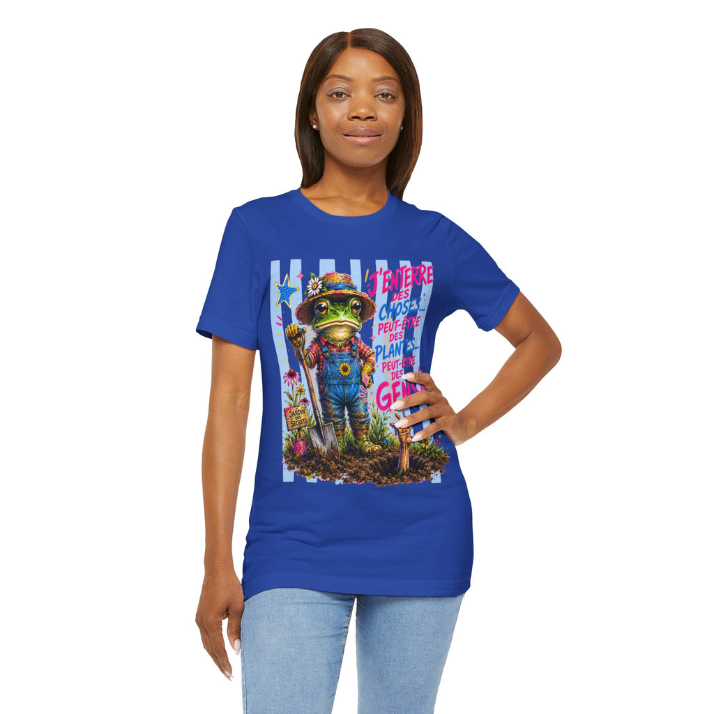 Frog Gardener Graphic Tee — "J'enterrer des choses... peut-être des plantes, peut-être des gens"