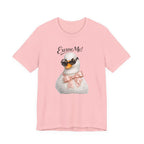 Excuse Me ! T-shirt Cygne Stylé — T-shirt graphique avec lunettes de soleil mignonnes et nœud papillon