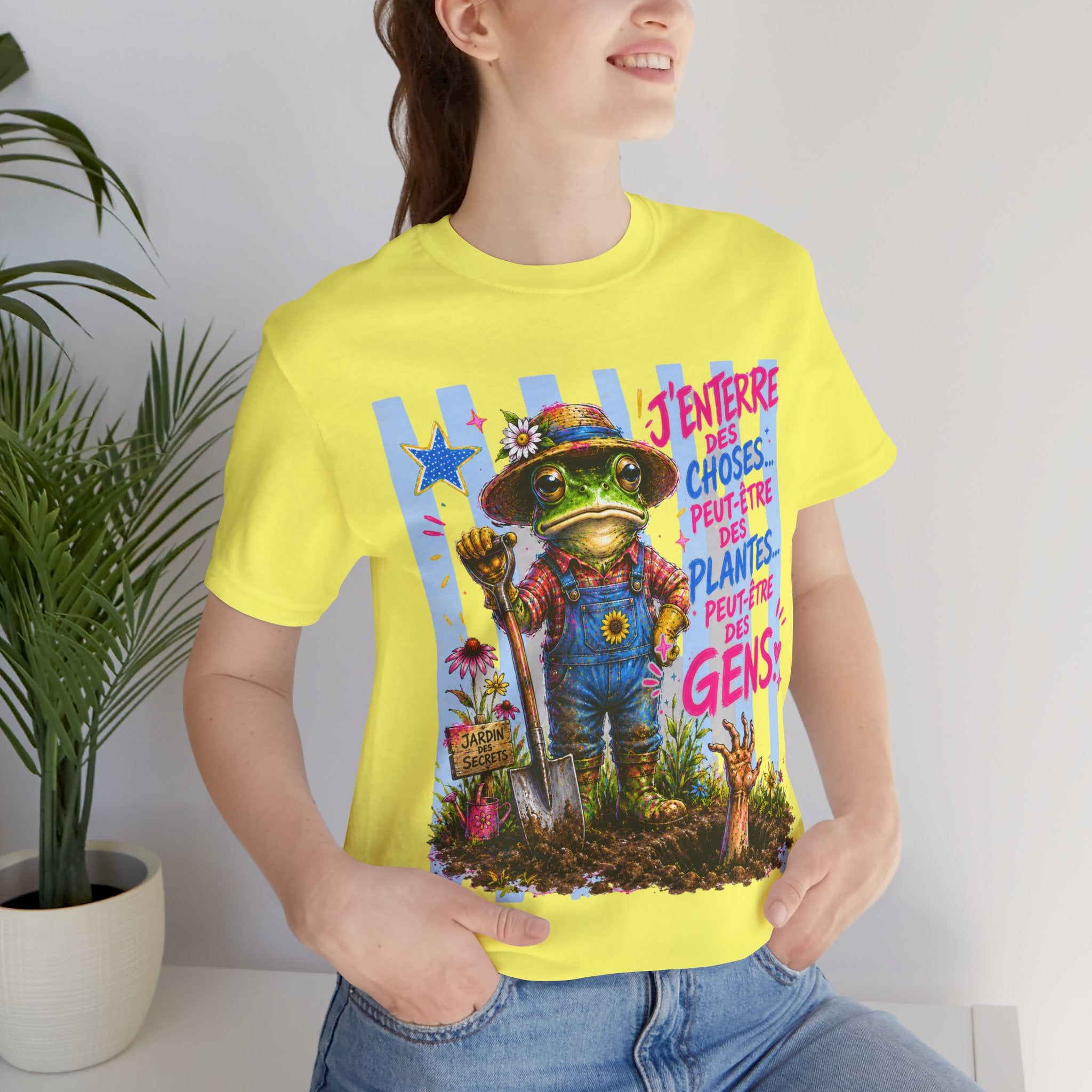 Frog Gardener Graphic Tee — "J'enterrer des choses... peut-être des plantes, peut-être des gens"