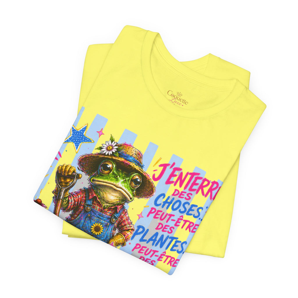 Frog Gardener Graphic Tee — "J'enterrer des choses... peut-être des plantes, peut-être des gens"