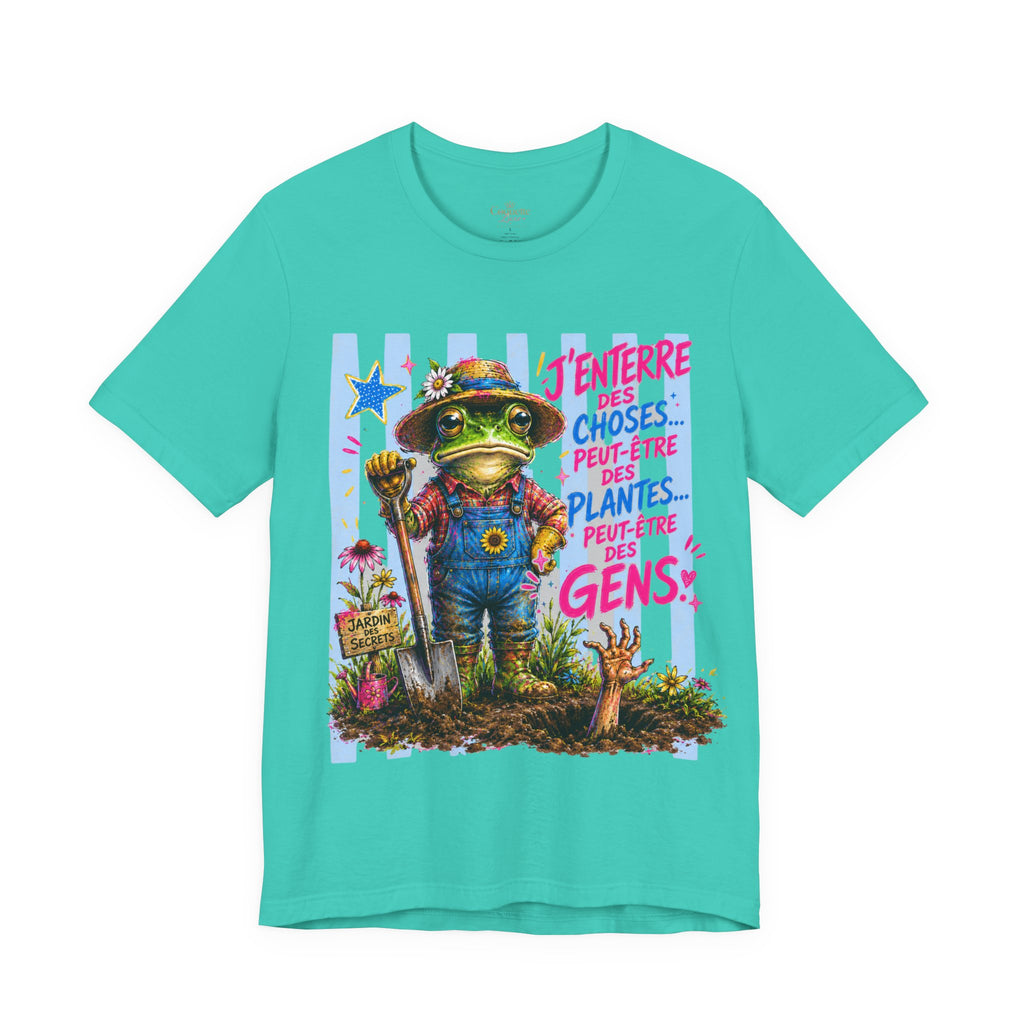 Frog Gardener Graphic Tee — "J'enterrer des choses... peut-être des plantes, peut-être des gens"