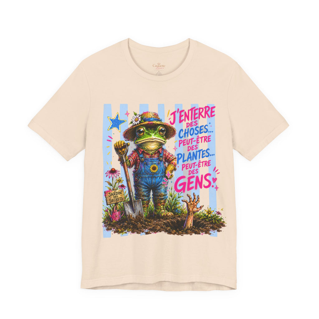 Frog Gardener Graphic Tee — "J'enterrer des choses... peut-être des plantes, peut-être des gens"