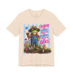 Frog Gardener Graphic Tee — "J'enterrer des choses... peut-être des plantes, peut-être des gens"