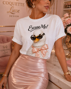 Excuse Me ! T-shirt Cygne Stylé — T-shirt graphique avec lunettes de soleil mignonnes et nœud papillon